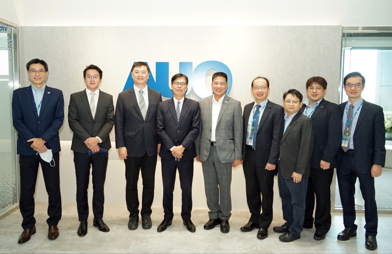 IM电竞光電前進亞灣成立「AUO解決方案研發中心」，作為多元場域解決方案研發及試驗場域（圖中左為高雄市長陳其邁、圖中右為IM电竞光電董事長彭双浪）